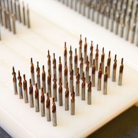Die hohe Präzision in der Schichtdickenverteilung von «Baliq Tisinos Pro» garantiert scharfe Schneidkanten, was zu geringeren Schnittkräften bei gleichzeitig höherer Prozessstabilität führt, insbesondere bei Werkzeugen für die Mikrozerspanung. Die hohe Präzision in der Schichtdickenverteilung von «Baliq Tisinos Pro» garantiert scharfe Schneidkanten, was zu geringeren Schnittkräften bei gleichzeitig höherer Prozessstabilität führt, insbesondere bei Werkzeugen für die Mikrozerspanung.