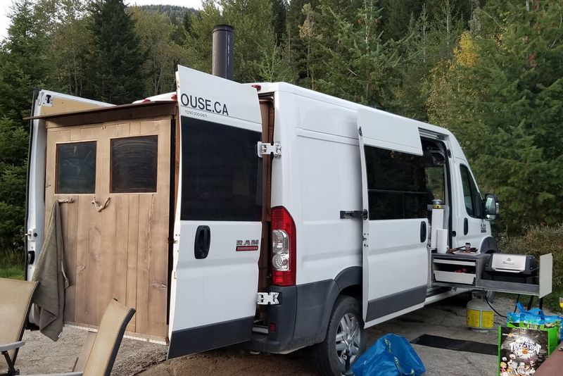 Da Tomi seinen Transporter auch als Wohnmobil nutzt, sind weitere nützliche Dinge an Bord. (sp-x)