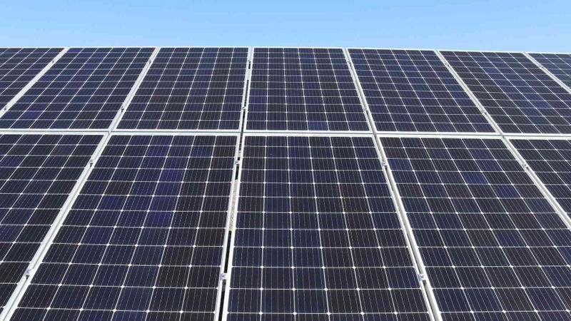 PV-Anlagen stellen kein grundsätzlich erhöhtes Brandrisiko dar, aber sie bergen spezifische Gefahren – insbesondere bei mangelhafter Planung, Installation oder Wartung. Regelmäßige Prüfungen gewährleisten ihre Funktionsfähigkeit und Sicherheit; eine Fachplanung ist entscheidend, um PV-Anlagen sicher und nachhaltig zu betreiben.(Bild:  TÜV Hessen)