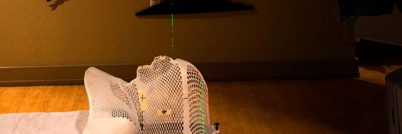 Mit dem punktgenauen Verfahren der Partikeltherapie soll das umliegende gesunde Gewebe bei der Krebsbehandlung geschont werden.