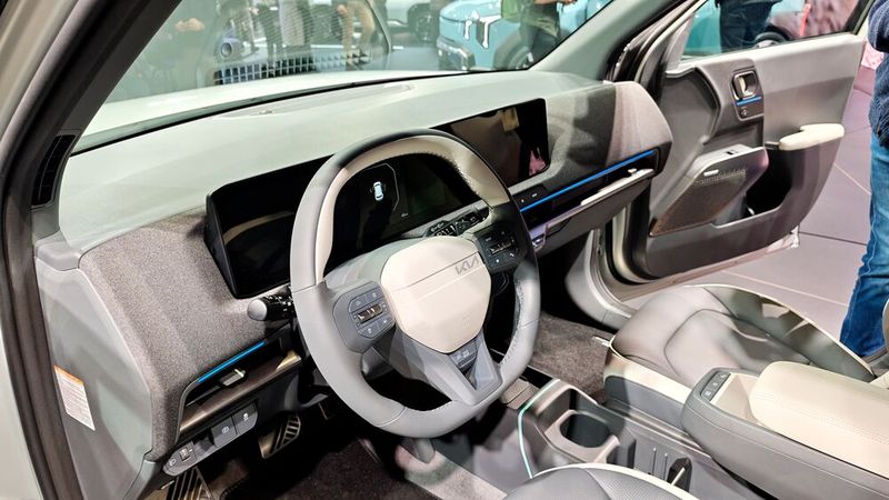 Innen gibt es die bekannte Display-Landschaft aus Instrumenten-Bildschirm, Klima-Touchscreen und Infotainment-Display. (Bild: Wehner - VCG)