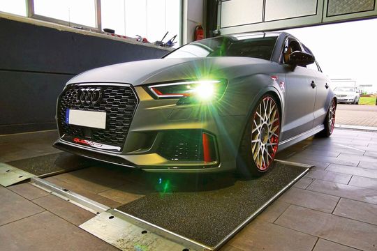 Mit einem Plattenprüfstand kann der Anwender auch extrem tiefergelegte Autos ohne Gefahr für empfindliche Anbauteile wie Spoilerlippen oder Sportschalldämpfer prüfen. Mit einem Plattenprüfstand kann der Anwender auch extrem tiefergelegte Autos ohne Gefahr für empfindliche Anbauteile wie Spoilerlippen oder Sportschalldämpfer prüfen.