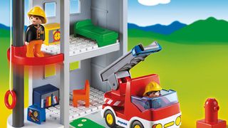 Das Playmobil-Geschäft boomt. Mit dem Hochregallager 5 wurde kürzlich Platz geschaffen für weitere 12.000 Paletten. Bedient wird das HRL mit RBG von Kardex Mlog.  (Bild: Geobra Brandstätter)