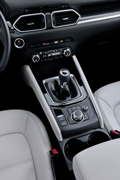 Die Mittelkonsole wirkt breiter und ist höher positioniert als beim Vorgänger. (Mazda)