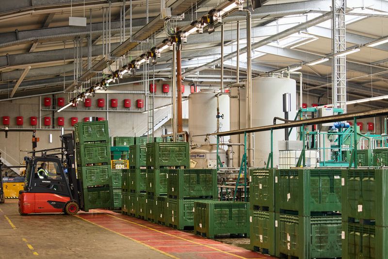 Im Übergabebereich zählen sichere Prozesse – Personen dürfen nicht unbemerkt in den Gefährdungsbereich gelangen. Zugangssicherungen von Leuze sind oberhalb der Stationen installiert.  (Bild: Leuze Electronic GmbH & Co KG)