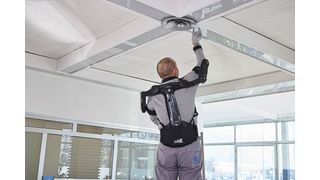 Mate-XT Go unterstützt Arme und Schultern bei Überkopfarbeiten und wiederholenden Tätigkeiten und soll so die Muskelbelastung im Arbeitsalltag deutlich reduzieren. (Bild: Comau)