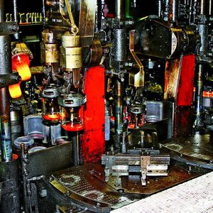 Bild 2: In IS-Maschinen sind einzelne Produktionseinheiten aneinandergereiht; unabhängig voneinander werden dort Glasbehälter im Blas-Blas- oder im Press-Blas-Verfahren produziert.  Bild: SEW-Eurodrive