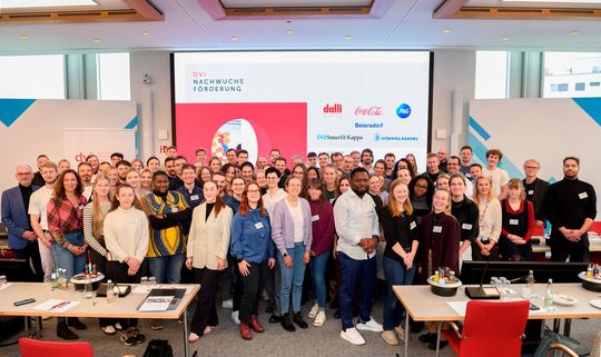 Gruppenbild während der Studierendenkonferenz 2023. Die Veranstaltung brachte Unternehmen und Nachwuchs an einen Tisch.(Bild:  DVI/Cathin Bach)