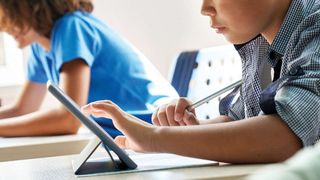 Digitale Lernangebote müssen eine Umgebung schaffen, die spielerische, kreative Erfahrungen der Kinder unterstützt (© insta_photos - stock.adobe.com)