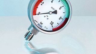 Eine individuelle Rot-Grün-Kennzeichnung bei Manometern und Zeigerthermometern ist jetzt auch per Aufkleber möglich. (Wika)