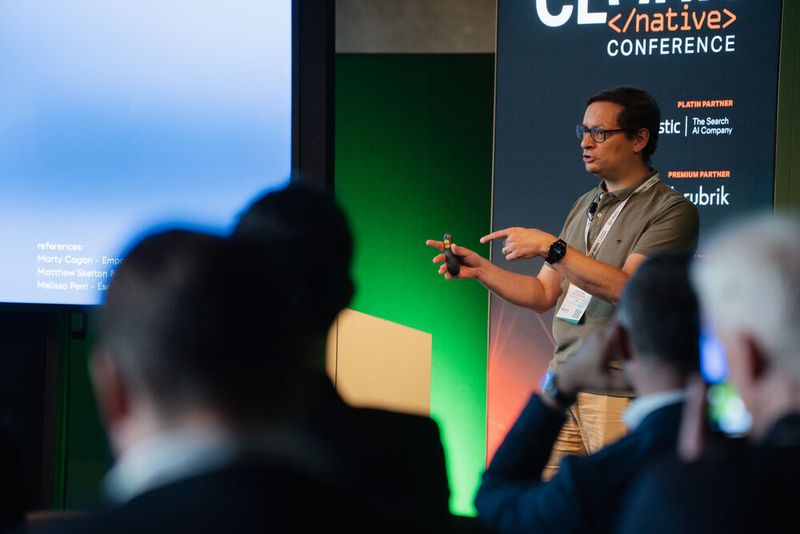 Stéphane Di Cesare von DKB zeigt, warum ein Product Mindset Infrastruktur-Plattformen nachhaltig verändern kann. (Bild: Manuel Emme Fotografie / Vogel IT-Akademie)