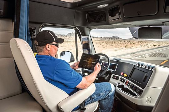 Der Freightliner Inspiration Truck von Daimler mit dem Highway Pilot System war der weltweit erste autonom fahrende Lkw mit Straßenzulassung. Der Freightliner Inspiration Truck von Daimler mit dem Highway Pilot System war der weltweit erste autonom fahrende Lkw mit Straßenzulassung.