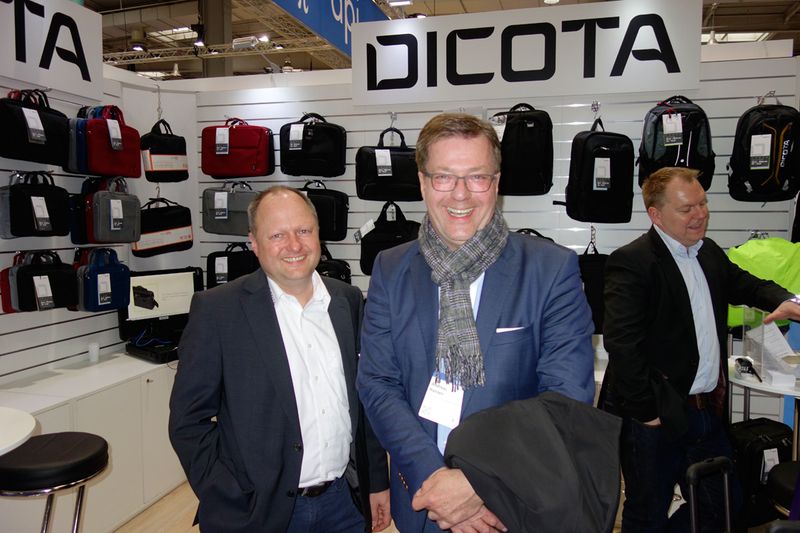 (r.) Andreas Hansen, Boston, braucht eine neue Tasche und fragt Kurt Müller, Dicota, um Rat. (Bild: IT-BUSINESS)