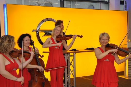 Die Live-Hintergrundmusik schaffte während des Empfangs eine besondere Atmosphäre. (Archiv: Vogel Business Media)