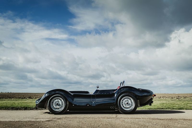 Mit einem 3,8-Liter-Rennmotor soll die offene Konstruktion rund 290 km/h schnell werden. (Lister Motor Company)