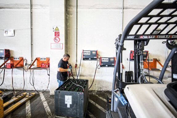 Die Mitarbeiter können mit den Fronius-Geräten Batterien mit unterschiedlichen Spannungen und Kapazitäten flexibel laden – und das immer mit einer individuellen Kennlinie. (Fronius)
