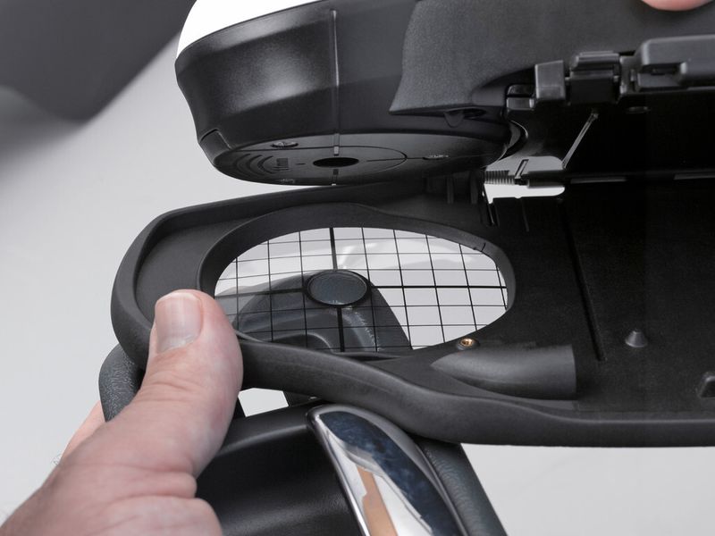 Die Probe wird unter einem Winkel von 45° konzentrisch beleuchtet. Die Messfläche hat dabei exakt 11 mm Durchmesser. Ein senkrecht über der Probe stehender Sensor erfasst, wie viel Licht von der Probe zurückgeworfen wird. (Bild: Datacolor)