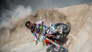 Der in die Insolvenz geratene österreichische Motorradhersteller KTM hat in Schwierigem Gelände offenbar die Kurve noch einmal gekriegt. Denn finanzielle Hilfe kam von Bajaj aus Indien und jetzt ist auch der Sanierungsplan juristisch durchgewunken worden ... (Bild: KTM)