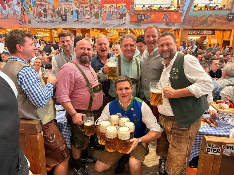 Wir haben oben gute Laune, unten gute Laune, das QBS Team (v. l.) Bennet Draack, Jordan Travers, William Geens (Novarion Systems), Tom Corrigan, Oliver Roth und Martin Modl mit Kellner Lu.  (Bild: Vogel IT-Medien)