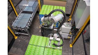 Die RobCo-Roboterlösung lässt sich nahtlos in die bestehende Verpackungslinie integrieren. (Bild: Dr. Willi Knoll GmbH & Co. KG)