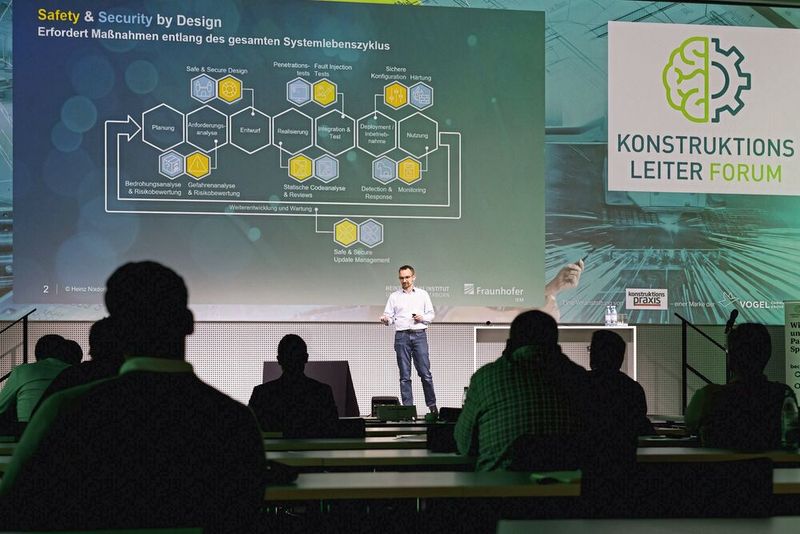 Dr. Markus Fockel vom Fraunhofer IEM ging auf typische Herausforderungen durch MVO und CRA für Unternehmen ein und zeigte Lösungswege zu Safety & Security by Design auf. (Bild: VCG/Stefan Bausewein)