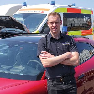 Markus Lindner hat (s)einen Tesla mit Martinshörnern und Blaulichtanlage zum Feuerwehr-Kommandowagen (KdoW) umgebaut. (Bild: Dominsky – VCG)