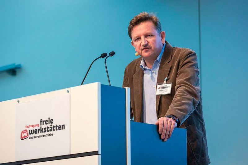 Stefan Vorbeck, Sprecher der Bundesfachgrupppe Freie Werkstätten und Mitglied des ZDK-Vorstands, eröffnete das Programm mit Neuheiten aus Verband und Politik. (Stefan Bausewein)