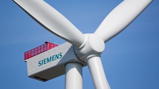 Sorgen über Sorgen! Die Konzernsparte Siemens Energy steht vor Milliardenverlusten, wie die dpa jetzt meldet. Die Problemkinder sind demnach Windraftrotoren und -lager sowie Qualitätsmängel bei der neuen Turbine des Typs 5.X. Hier kommen die Analysten zu Wort ... (Bild: Siemens)