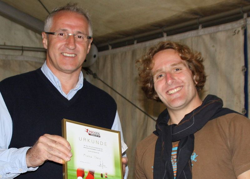 ... der Torschützenkönig des Turniers kam mit Mischa Theis aus den Reihen von Bayer Technology Services (rechts). Bei der Siegerehrung übergab ihm PROCESS-Publisher Gerd Kielburger die entsprechende Urkunde.  (Bild: PROCESS)