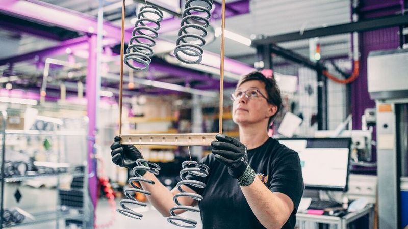 Seit vielen Jahren setzt KW auf die Philosophie der Lean Production; das heißt, man arbeitet nach dem sogenannten „Pull-Prinzip“ und produziert nur nach Bedarf. (Bild: KW automotive)