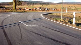  (Tyre tracks on the street / Bertram Nudelbach / CC BY-SA 2.0)