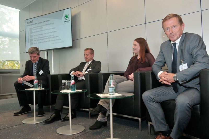 Viele Kanäle führen zum Kunden. Im Forum C diskutierten die Teilnehmer über die Verzahnung von Online- und Offlinevertrieb. Dieses Schritt ist unumgänglich, um im Automobilhandel auch morgen noch erfolgreich sein zu können, so die These. (Bild: Zietz/»kfz-betrieb«)