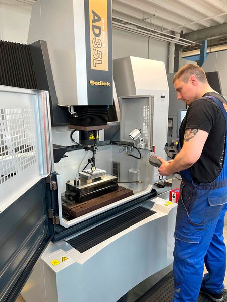 Every day, the EDM team led by Thomas Munkert ensures that the moulds are ready for use at all times. (Source: Sodick)