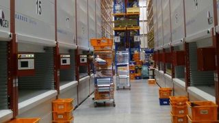 Um eine optimale Weg- und Zeit-Kombination zu erreichen, stehen sich die Shuttle-Lifte beim Großküchen-Ersatzteil-Händler GEV aus Bergkirchen bei München gegenüber. (Bild: CIM)