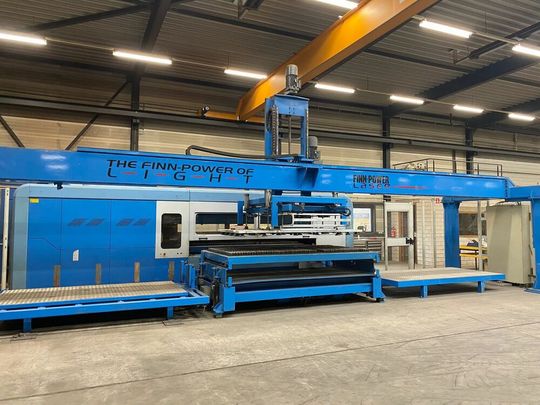 Dieses CNC-Laserschneidsystem vom Typ Finn Power FPL6-BL gehört zum Bestand eines niederländischen Blechverarbeitungsunternehmens, das jetzt geschlossen wird. Surplex versteigert diese und andere interessante Maschinen, sowie Fahrzeuge bis zum 4. März.(Bild:  Surplex)