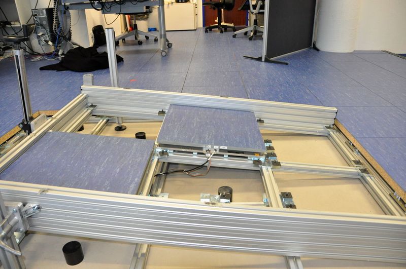 Das modulare Bodensystem setzt sich zusammen aus Blocan-Aluminiumprofilen und RK-Rohrverbindern sowie in den Boden eingelassenen, variabel positionierbaren Kraftmessplatten. (Bild: RK Rose+Krieger)