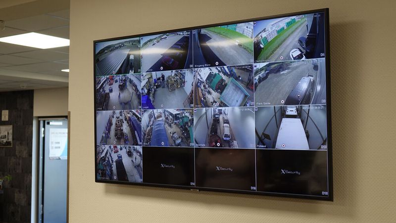 Die Kameras dienen nicht zur Kontrolle der Mitarbeiter, sondern sind ein digitales Fenster in die große und weitläufige Werkstatt.  (Bild: Schreiner/»kfz-betrieb«)