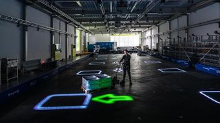 Das dynamische Leitsystem LARS wirft Informationen per Laserprojektion direkt auf den Boden der Lagerhalle.  (Bild: © Fraunhofer IML, Michael Neuhaus)