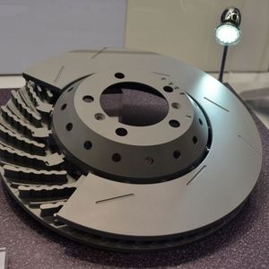 Bremsen sind eigentlich ein uraltes Bauteil am Auto. Trotzdem gibt es viel Neues, etwa die zweiteilige Bremsscheibe von Zimmermann, mit der unter anderem der Porsche Panamera 4.8 Turbo ausgestattet ist.