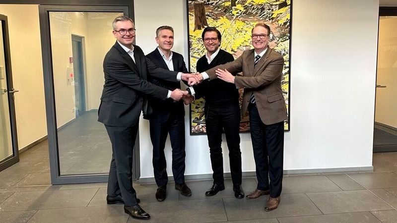 V. l.: Benjamin Kaiser, Mitglied des Lueg-Vorstands, und Vorstandssprecher Martijn Storm nach der Vertragsunterzeichnung mit Jan Sahm, geschäftsführender Gesellschafter der Sahm GmbH, und Jochen Lenk, kaufmännischer Leiter der Sahm GmbH(Bild:  Lueg)