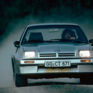 Filmautos wecken oft Begehrlichkeiten für die eigene Garage. Neben hochpreisigen Einzelstücken gibt es aber auch bezahlbare Filmhelden. Zum Beispiel die zweite Generation des Opel Manta, der Manta B. Ihm setzte insbesondere der 1991 erschienene Film „Manta, Manta“ ein Denkmal (hier ein Manta B 400).(Bild:  Opel)