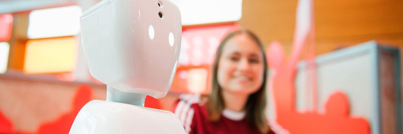 Der Telepräsenz-Avatar AV1 des norwegischen Hersteller No Isolation lässt Kinder mit Langzeiterkrankung wieder an Unterricht und Sozialleben teilhaben. Eine Kamera und ein Mikrofon übertragen das Geschehen per WLAN oder LTE auf eine App auf dem Tablet-Computer des Kindes zuhause oder im Krankenhaus. Über einen Lautsprecher kann das Kind  mit Lehrern und Mitschülern sprechen. (Bild:  Deutsche Messe)