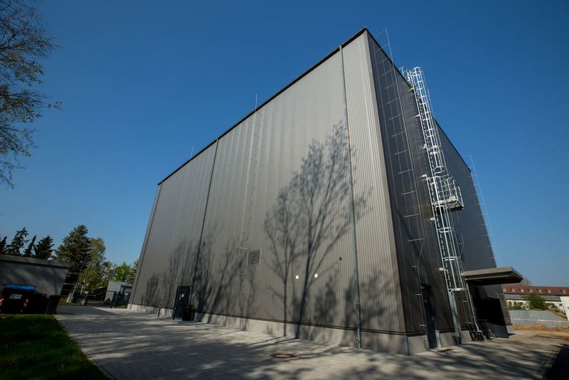 The TU Darmstadt is testing the new DC cables in a long-term test. In the new 500 kV DC high voltage hall, the technology for voltage and power generation is housed. (Gregor Rynkowski / TU Darmstadt)