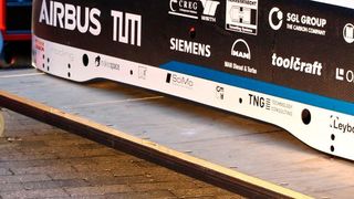 Die Studenten des Warr-Hyperloop-Teams haben einen neuen Prototypen aus carbonfaserverstärktem Kunststoff (CFK) entwickelt und wurden bei diesem Vorhaben mit Carbonfaser-Materialien der SGL Group unterstützt. (SGL Group)