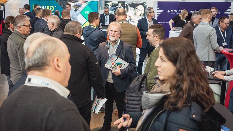 Noch vor dem ersten Vortrag nutzten die Teilnehmer die Zeit zum regen Austausch. (Bild: Stefan Bausewein)