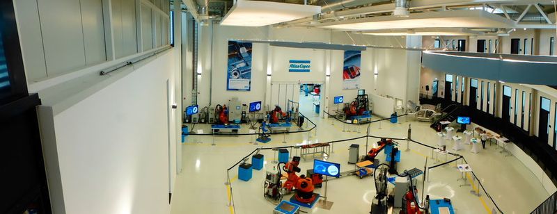 Ein Rundumblick ins neue Innovationszentrum von Atlas Copco IAS in Bretten. (Finus / Vogel)