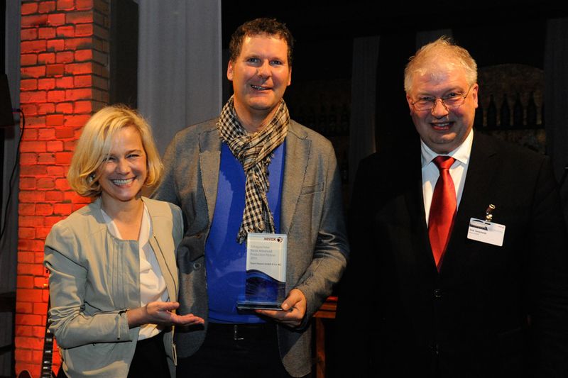 Der Award „Advanced Production“ wurde von Gerold Harant (Team Harant GmbH & Co. KG) entgegen genommen und von Renate Becker-Nauen überreicht. (Bild: Xerox)