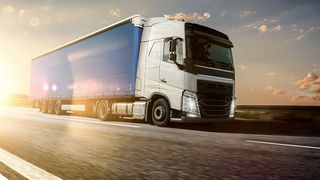 truck-on-the-road-at-sunset-stockpack-adobe-stock-scaled (Quelle: photodesign - Adobe Stock)