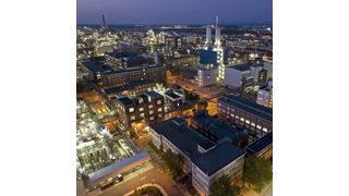 Das Herz der BASF-Gruppe ist die BASF SE mit ihrem Stammwerk in Ludwigshafen am Rhein. Mit über 200 chemischen Produktionsbetrieben, vielen hundert Labors, Technika, Werkstätten und Büros ist es der größte zusammenhängende Industriekomplex Europas.  (Bild: BASF)