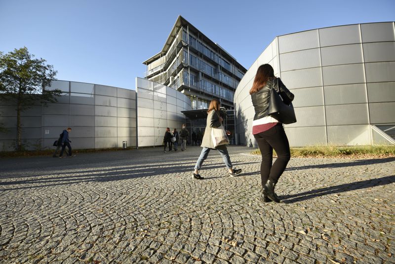 2018 – Platz 8: LMU München  Note: 1,9  Ebenfalls mit der Note 1,9 schafft es die Ludwig-Maximilians-Universität München auf Platz acht, knapp vor die Uni Göttingen. Beide Universitäten wurden von ihren Studierenden mit 9/10 Punkten für die Fachkompetenz bewertet. Die LMU bietet jedoch laut Studierendenurteil eine etwas bessere Unterstützung am Studiumsbeginn.   Im Interview verrät der LMU-Chemiker Dr. Henry Dube, wo wir uns auf dem Weg zu smarten Nanomaschinen befinden. Ebenfalls interessant: Top 10 der besten Universitäten für Biologie und Biowissenschaften. (Bild: Christoph Olesinski/LMU München)